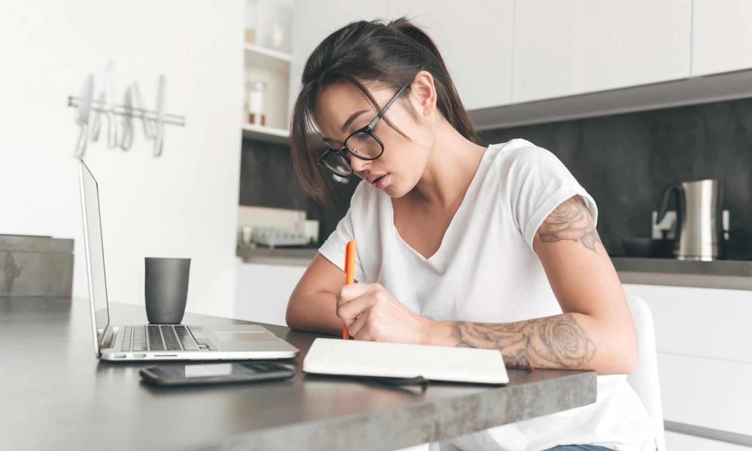 Langfristige Erfolgsgeschichten von Absolventen mit detaillierten Karriereverläufen